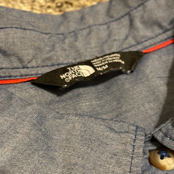 The North Face Short Sleeve Button Down Shirt - Picture 2 of 2